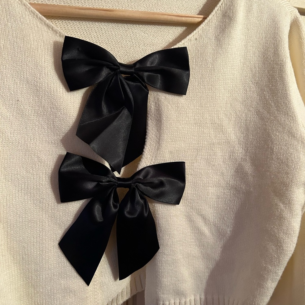 🙈SOLD🙈 Bow Sweater - Picture 4 of 5